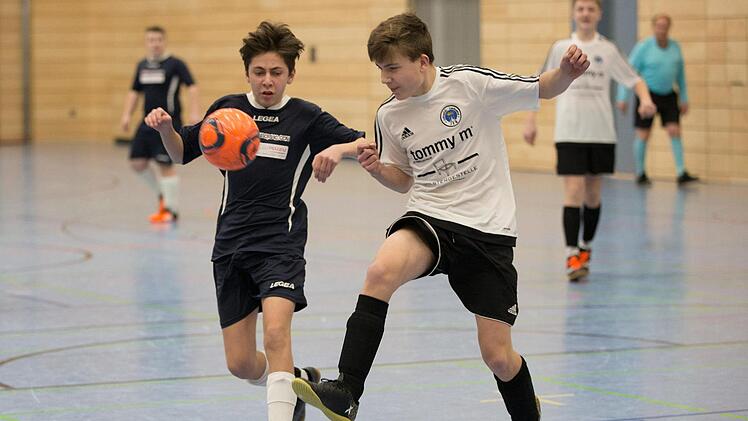 Das Spiel um Platz drei entschied die Mitwitzer U15-Mannschaft (schwarz) mit 3:1 für sich gegen Lichtenfels. Foto: Heinrich Weiß