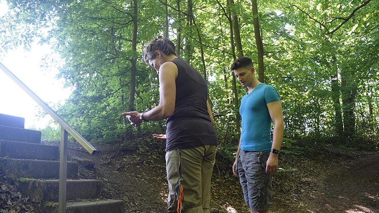 Von wegen unhygienisch, ungesund und gefährlich: Monika Bug (hinten im Schatten) zeigt Patrick Wohl bei der Barfußwanderung durch den Callenberger Forst, welche Vorteile Barfußlaufen haben kann. Foto: Daniela Pondelicek