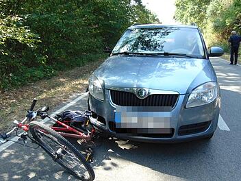 Nach einem t&ouml;dlichen Verkehrsunfall ist die Stra&szlig;e vor Unterr&uuml;sselbach (Landkreis Forchheim) gesperrt.  Foto: Petra Malbrich
