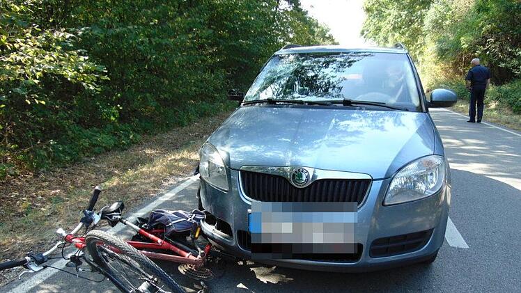 Nach einem t&ouml;dlichen Verkehrsunfall ist die Stra&szlig;e vor Unterr&uuml;sselbach (Landkreis Forchheim) gesperrt.  Foto: Petra Malbrich