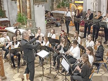 Die Mitwirkenden des Schulkonzertes überzeugten.  Foto: Bogendörfer