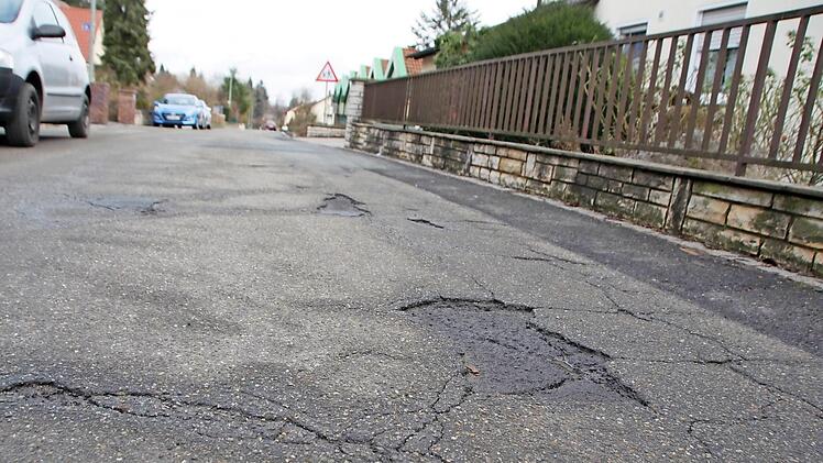 Die Sanierung der St.-Georg-Straße steht auch bei der Verwaltung ganz oben auf der Liste.  Fotos: Andreas Dorsch