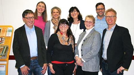 Der neu gew&auml;hlte Vorstand des F&ouml;rdervereins der Montessori-Schule (v. li.): Gerhard Goller, Natalie Post, Katja Fischer, Evelyn Heil, Gesch&auml;ftsf&uuml;hrerin Gudrun Jersch Bittermann, Barbara Daum, Christian St&ouml;ckert und Oliver Salomon.  Foto: mul
