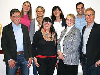 Der neu gew&auml;hlte Vorstand des F&ouml;rdervereins der Montessori-Schule (v. li.): Gerhard Goller, Natalie Post, Katja Fischer, Evelyn Heil, Gesch&auml;ftsf&uuml;hrerin Gudrun Jersch Bittermann, Barbara Daum, Christian St&ouml;ckert und Oliver Salomon.  Foto: mul