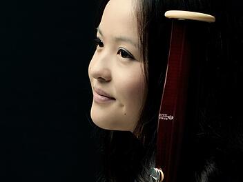 Die Fagottistin Rie Koyama stammt aus einer japanischen Musikerfamilie. Aufgewachsen ist sie aber in Deutschland. Foto: Marco Borggreve