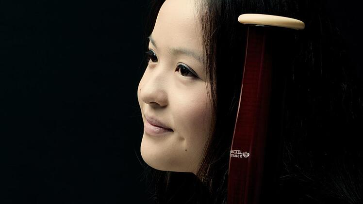 Die Fagottistin Rie Koyama stammt aus einer japanischen Musikerfamilie. Aufgewachsen ist sie aber in Deutschland. Foto: Marco Borggreve