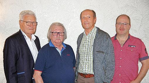 Herbert Behlert, Pr&auml;sident des ADAC Nordbayern (von links) ehrte Gerhard Jagosch und Edgar Kast f&uuml;r jahrzehntelange Mitgliedschaft im ADAC. Vorsitzender J&uuml;rgen M&uuml;ller gratuliert und ehrte Jagosch auch f&uuml;r 40 Jahre Mitgliedschaft im Ortsclub.
