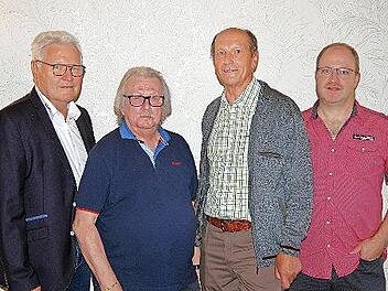Herbert Behlert, Präsident des ADAC Nordbayern (von links) ehrte Gerhard Jagosch und Edgar Kast für jahrzehntelange Mitgliedschaft im ADAC. Vorsitzender Jürgen Müller gratuliert und ehrte Jagosch auch für 40 Jahre Mitgliedschaft im Ortsclub.
