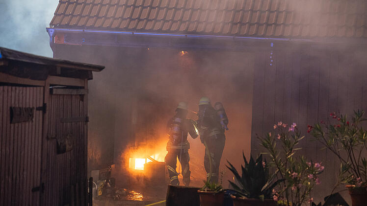Nächtlicher Scheunenbrand im Landkreis Bamberg: Feuerwehr mit Komplikationen am Einsatzort