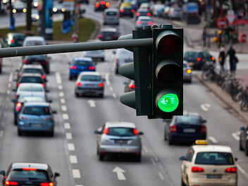 Grüne Ampel, Großstadtverkehr, Kreuzung, Verkehr