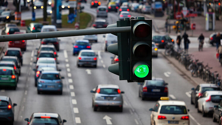 Grüne Ampel, Großstadtverkehr, Kreuzung, Verkehr