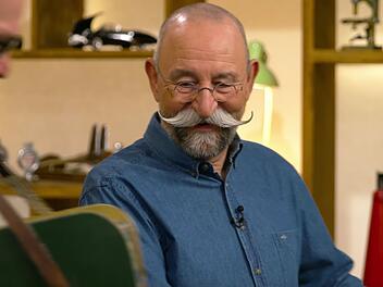 Lichter amüsierte sich über Deutschmaneks Idee für den ursprünglichen Bauchladen. Der zaubere "20 Kilogramm weniger" auf die Rippen. Zudem merkte der Moderator an: "Statt Medium sollte da Maximum vorne drauf stehen." Auch über den Spruch lachte der Experte herzlich laut und beide waren vollends begeistert von dem "Super-Ding".