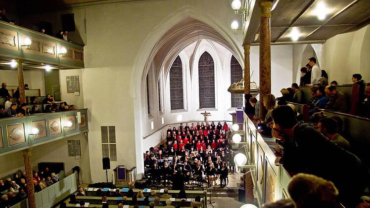 Riesiger Andrang herrscht in der Heilig-Kreuz-Kirche.Foto: Jochen Berger