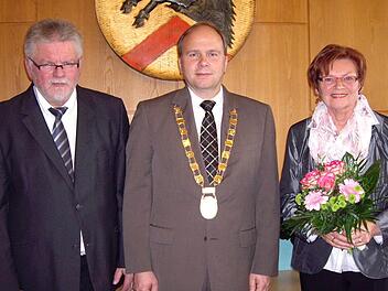Bürgermeister Bernd Reisenweber (Mitte) vereidigte seine Stellvertreter Joachim Hassel und Monika Hess. Foto: Weidner