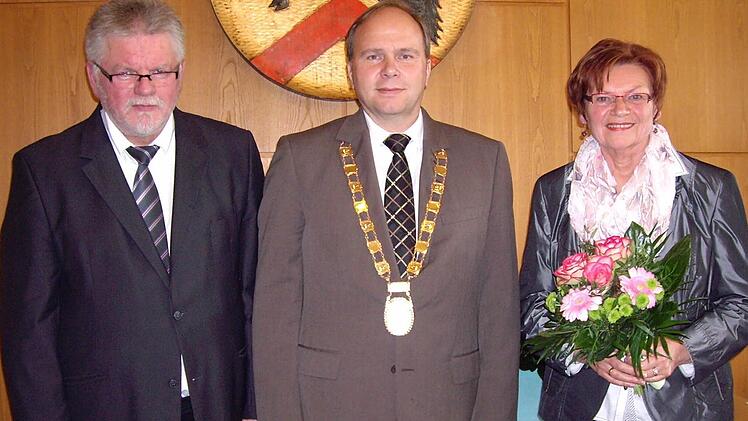 Bürgermeister Bernd Reisenweber (Mitte) vereidigte seine Stellvertreter Joachim Hassel und Monika Hess. Foto: Weidner