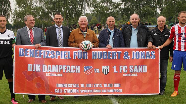 Zahlreiche Sportfunktionäre und "Prominente" unterstützten das Benefizspiel für zwei ehemalige Sportler. Von links Kapitän Daniel Rinbergas (FC Sand), die Bürgermeister Bernhard Ruß (Sand) und Holger Baunacher (Wonfurt), Alt-Nationalspieler Luggi Müller, DJK-Vorsitzender Bernd Riedlmeier, Mitorganisator Werner Griebel, Spielgruppenleiter Gerald Makowski sowie DJK-Spielführer Ralf Riedlmeier.