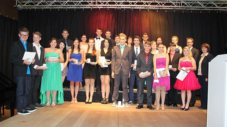 Am Freitagabend wurden 94 Absolventen der Maximilian-von-Welsch Realschule offiziell verabschiedet. Foto: Veronika Schadeck
