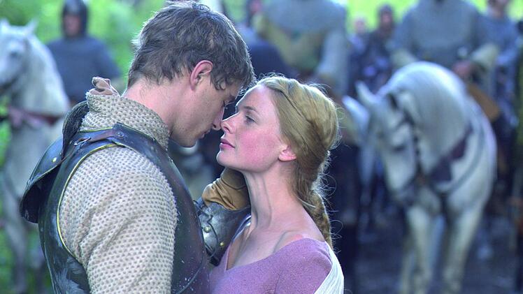 Die Königin seines Herzens: Edward IV, (Max Irons) mit Elizabeth Woodville (Rebecca Ferguson) Foto: 20th Century Fox