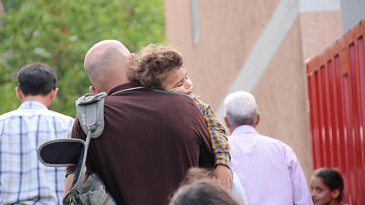 Flüchtlinge erreichen die Notunterkunft in Bad Kissingen. Foto: Borst