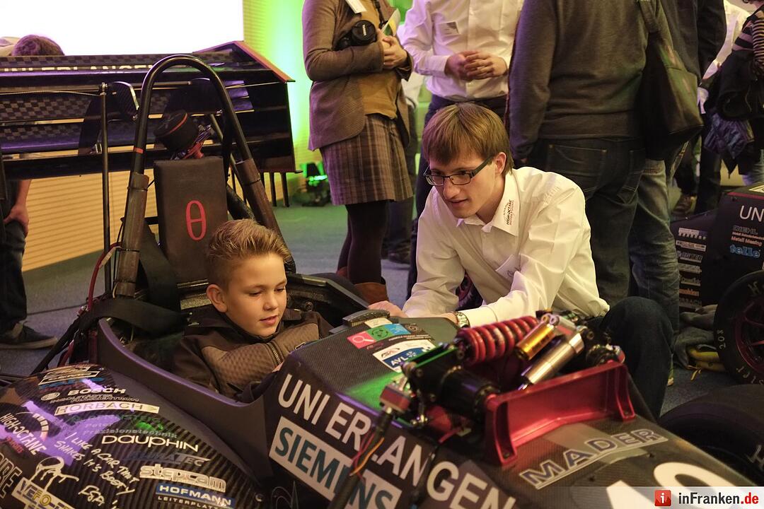 Jan Seeger erklärt David den Rennboliden