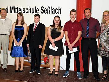 Die besten Absolventen der neunten Klassen an der Seßlacher Grund- und Mittelschule mit ihren Lehrern (von links): Gunter Keller, Laura_Maria Gerbig (Itzgrund), Jannik Lenich (Weitramsdorf), Jasmin Höfner (Seßlach), Anton Bogdan (Weitramsdorf), Schulleiter Wolfgang Hoydem und Caroline Platsch. Foto: Bettina Knauth