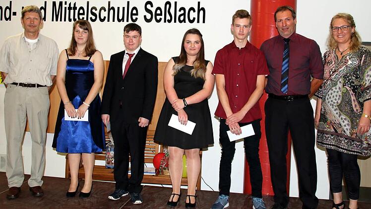 Die besten Absolventen der neunten Klassen an der Seßlacher Grund- und Mittelschule mit ihren Lehrern (von links): Gunter Keller, Laura_Maria Gerbig (Itzgrund), Jannik Lenich (Weitramsdorf), Jasmin Höfner (Seßlach), Anton Bogdan (Weitramsdorf), Schulleiter Wolfgang Hoydem und Caroline Platsch. Foto: Bettina Knauth