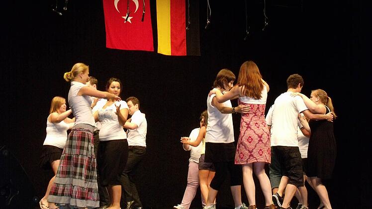 Zur Feier des 25-jährigen Bestehens der Partnerschaft Tophane-Schule/Hans-Wilsdorf-Schule wurde im Juni 2010 in der Türkei gefeiert. Jugendliche aus Kulmbach bereicherten das Programm - ein Auftritt, der im Moment nur schwer vorstellbar ist.  Foto: BR-Archiv