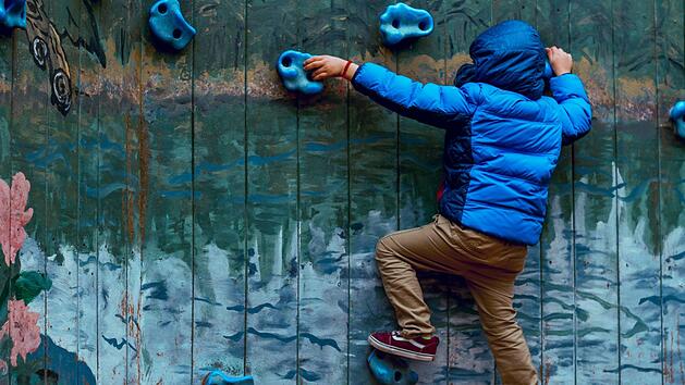 Beim Bouldern sucht sich der Sportler farblich markierte Routen an der Wand, denen er beim Klettern folgt. Alles erfolgt ungesichert, in "Absprunghöhe". Bouldern kann man an Felsen und an Kletterwänden in Boulderhallen - natürlich auch in der Fränkischen Schweiz. Achtung: Natürlich gilt im Frankenjura der Boulder-Appell! Symbolfoto: Pexels/Chris Gonzales