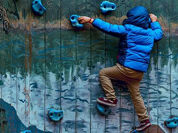 Beim Bouldern sucht sich der Sportler farblich markierte Routen an der Wand, denen er beim Klettern folgt. Alles erfolgt ungesichert, in "Absprunghöhe". Bouldern kann man an Felsen und an Kletterwänden in Boulderhallen - natürlich auch in der Fränkischen Schweiz. Achtung: Natürlich gilt im Frankenjura der Boulder-Appell! Symbolfoto: Pexels/Chris Gonzales
