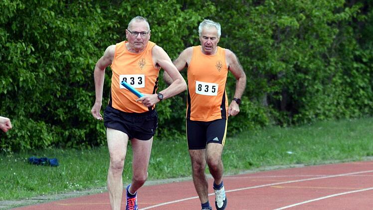 Dengler (links) übernimmt den Staffelstab von  Schatz. herzopress