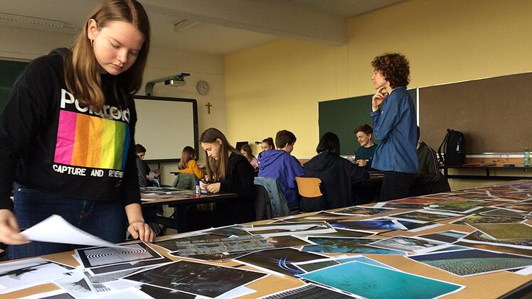 Um gemeinsam ein Bild ihrer künftigen Schule zu entwickeln, bedienen sich die Schüler des Dientzenhofer-Gymnasiums auch unterschiedlichster Vorlagen. Foto: Stefan Fößel