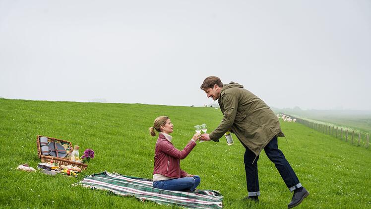 Nach der R&uuml;ckkehr von Apothekerin Insa (Theresa Underberg) ist Bestatter Wolfgang Habedank (Holger Stockhaus) ganz aus dem H&auml;uschen und umgarnt seinen Schwarm, wo und wie er nur kann. Selbst ein Picknick bei nordisch-grauem Wetter auf dem Deich zwischen Schafen l&auml;sst der alte Romantiker nicht aus.