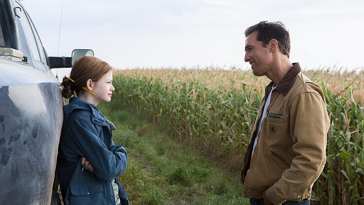 Murphy (Mackenzie Foy) muss stark sein: Ihr Vater, der ehemalige NASA-Pilot Cooper (Matthew McConaughey) wird in ferne Galaxien reisen, um neue Planeten zu entdecken.
