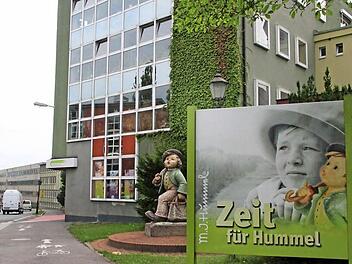 Läuft die Zeit des Wanderburschen ab? Die "Manufaktur Rödental", in der Jörg Köster zuletzt Hummel-Figuren in kleiner Sammler-Auflage produzieren ließ, hat Insolvenz angemeldet. Wie es mit dem Betrieb weitergeht, kann derzeit nicht einmal Insolvenzverwalter Bernd Depping sagen. Nächste Woche, heißt es, soll es weitere Informationen geben.Fotos: Thomas Heuchling