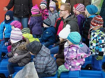 Sebastian Köhler testete mit den Kindern die neuen Laster, die er gespendet hatte. Foto: Heike Reinersmann