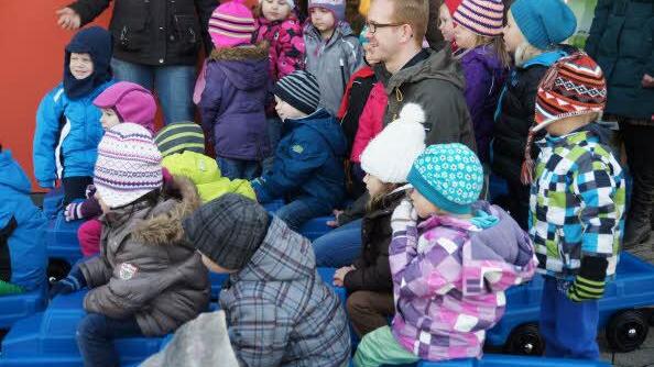 Sebastian Köhler testete mit den Kindern die neuen Laster, die er gespendet hatte. Foto: Heike Reinersmann