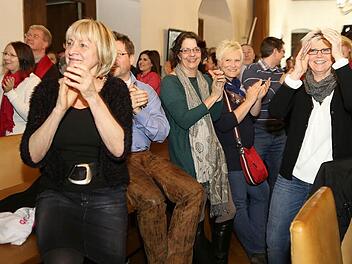 Hier freuen sich die SPD-Stadträtinnen Monika Ufken (links) und Gabriele Morper-Marr (rechts) noch über den Sieg ihres Parteifreundes Norbert Tessmer bei der OB-Wahl. Später musste aber auch eine Schlappe bei der Stadtratswahl zur Kenntnis genommen werden. Fotos: Barbara Herbst
