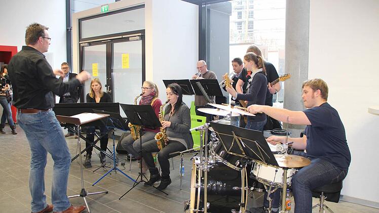 Die Big Band der Hochschule begeisterte die Gäste bei Richtfest.