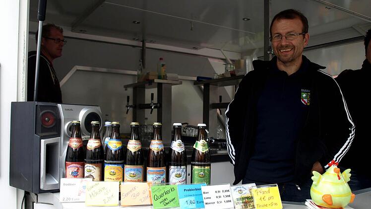 Eine Riesenauswahl an Bieren gab es am Bierausschank der freiwilligen Feuerwehr Steinwiesen. Foto: Susanne Deuerling