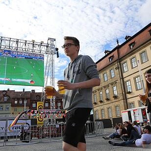 Bamberg; Public-Viewing zum Spiel Deutschland gegen Nordirland ;Fabio bringt Bier; Foto: Barbara Herbst