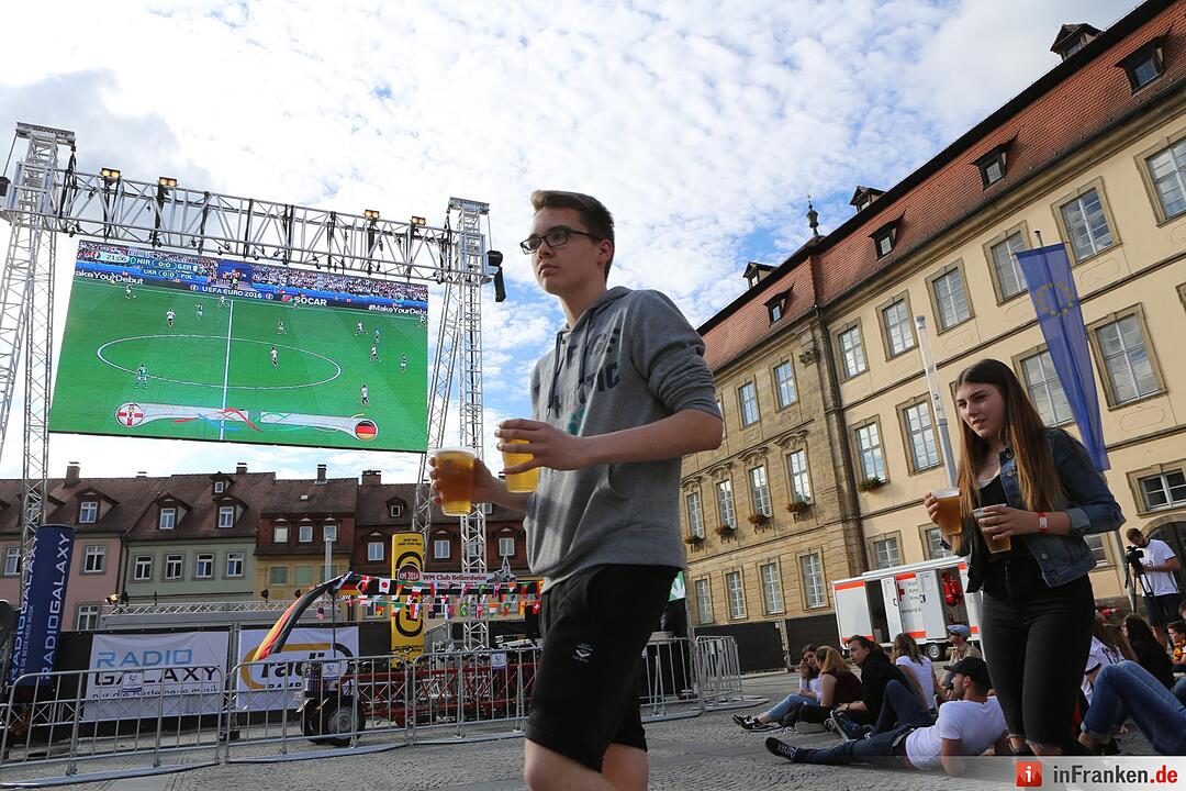 Bamberg; Public-Viewing zum Spiel Deutschland gegen Nordirland ;Fabio bringt Bier; Foto: Barbara Herbst