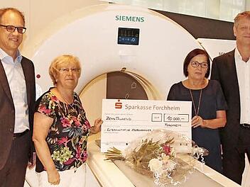 10 000 Euro erhielt die Kinderkrebshilfe Erlangen. Von links: Wolfgang Beitz, Kaufmännischer Leiter der CT-Produktion, Christine Träg, Waltraud Wägner und der Leiter der CT-Produktion, Andre Hartung.  Foto: Josef Hofbauer