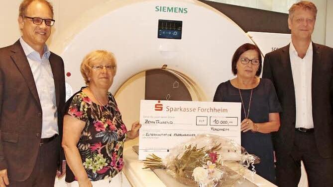 10 000 Euro erhielt die Kinderkrebshilfe Erlangen. Von links: Wolfgang Beitz, Kaufmännischer Leiter der CT-Produktion, Christine Träg, Waltraud Wägner und der Leiter der CT-Produktion, Andre Hartung.  Foto: Josef Hofbauer