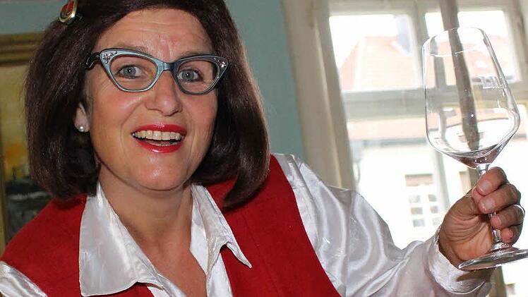 Wer wird das neue Prinzenpaar des MCC? Das will die TV-Komödiantin Gerlinde Kessler, besser bekannt als Hermine aus "Fastnacht in Franken" wissen, die am 5. November zur Proklamation nach Schwarzach kommt. Am 14. Januar 2016 erhält sie in Weismain den Sonderorden "Der Goldene Schuh".  Foto: privat