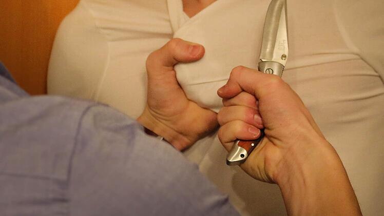 Im Nürnberger Stadtteil Muggenhof ist am Freitagmorgen ein Familienstreit eskaliert. Eine Frau schwebt in Lebensgefahr. Symbolbild: Christopher Schulz