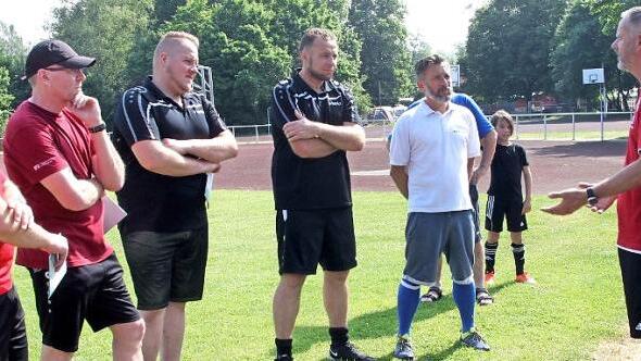 Die Juniorentrainer der SG Eltmann, Marius Gehring, Wolfgang Reitz, Mario Fr&ouml;hling, Patrick Schneider und Ralf K&ouml;brich, lauschen den Informationen von DFB-Trainer Udo Romeis (von links).  Foto: G&uuml;nther Geiling