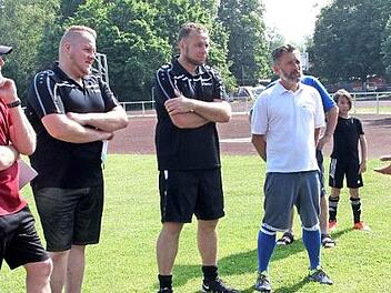 Die Juniorentrainer der SG Eltmann, Marius Gehring, Wolfgang Reitz, Mario Fröhling, Patrick Schneider und Ralf Köbrich, lauschen den Informationen von DFB-Trainer Udo Romeis (von links).  Foto: Günther Geiling