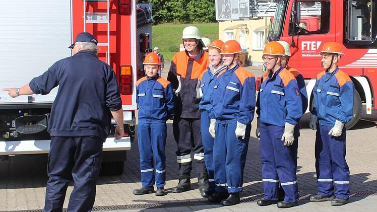 Die Jugendfeuerwehr bei ihrem Einsatz mit Kommandant Uwe Kern (links). Foto: Simon Albrecht