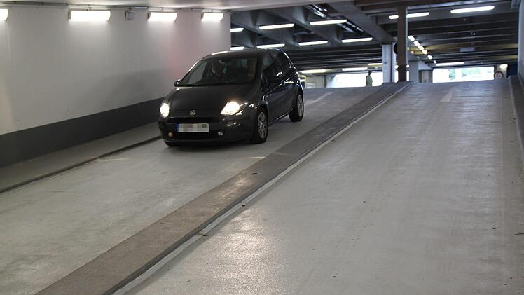 Die augenfälligste Neuerung in der Tiefgarage unter dem EKU-Platz ist der Durchstich zur Stadthallen-Tiefgarage. Die Rampe ist mit 15 Prozent Gefälle recht steil, aber problemlos befahrbar. Katrin Geyer
