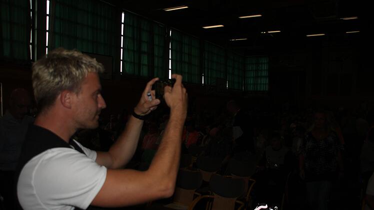 Schauspieler Friedrich Mücke war begeistert über die Resonanz und fotografierte das Publikum. Foto: Friedwald Schedel